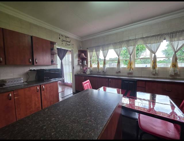 4 BEDROOM HOUSE FOR SALE IN BUYSCELIA